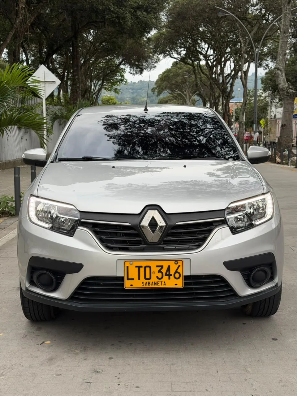 Renault Logan 2023 plata — foto 1