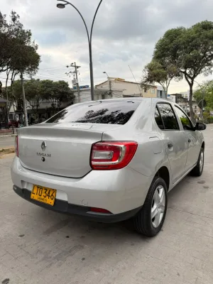 Renault Logan 2023 plata — foto 8